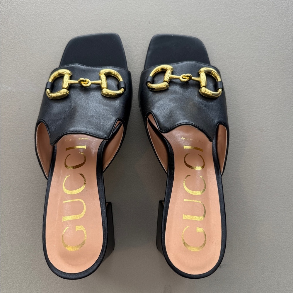 Gucci
Marmont leather sandals
39EU in new condition